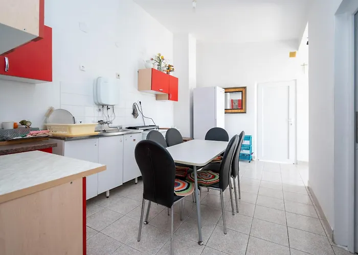 Apartment By The Sea - 21401